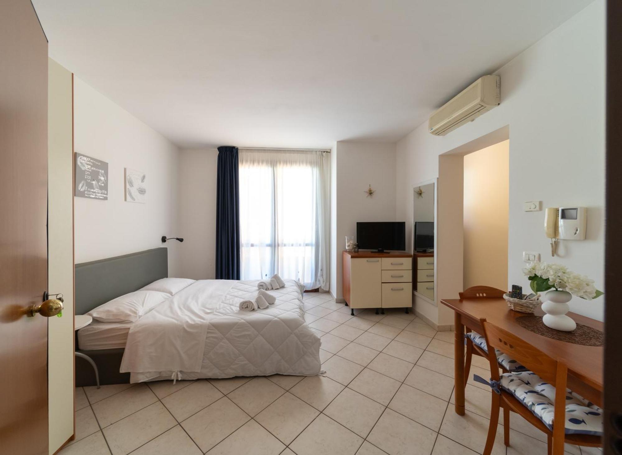 Residence Alessandra Чезенатико Екстериор снимка